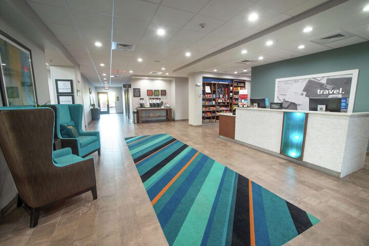 Lounge 45 of 50
