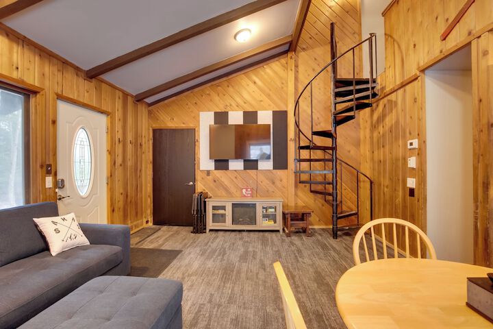 Iron River Condo w / Gas Grill Near Skiing + Hiking