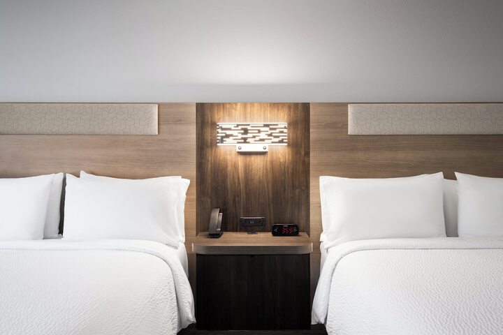 Holiday Inn Express Indianapolis Airport by IHG