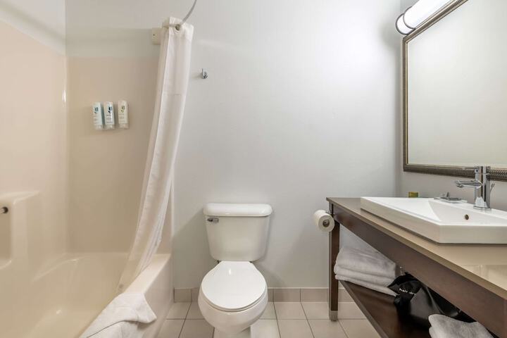 Country Inn & Suites by Radisson Watertown, SD