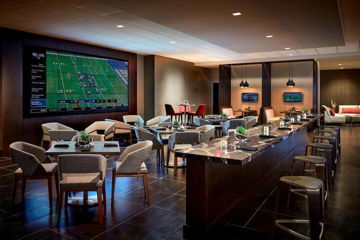 Lounge 83 of 96