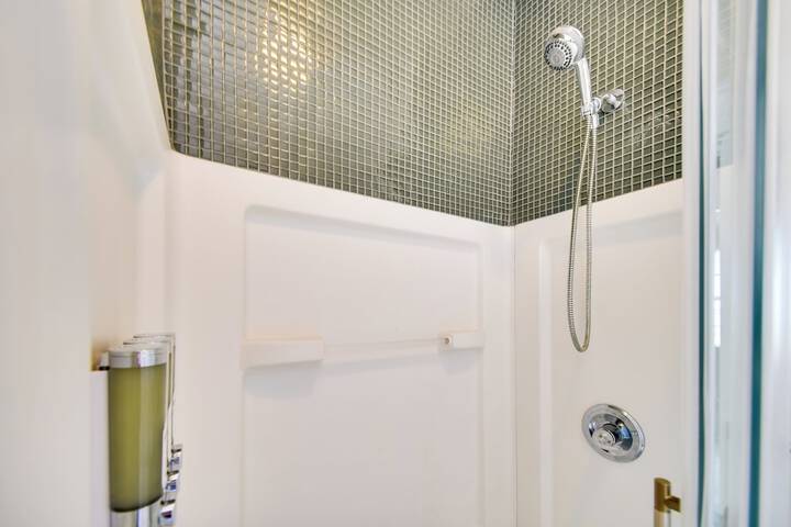 Waterfront Portsmouth Apt: 1 / 2 Mi to Dtwn & Ferry