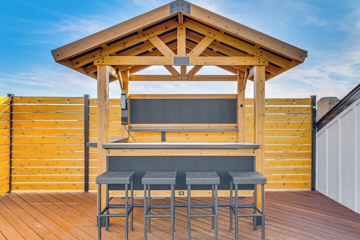 1 Block to Lake City Marina: Condo w / Rooftop Deck