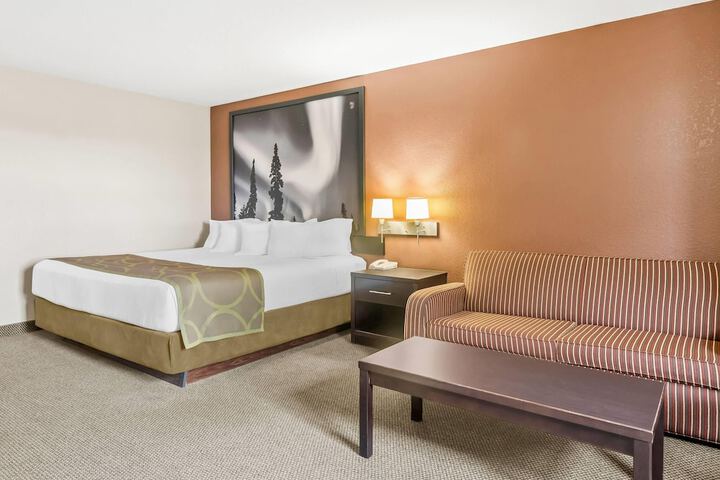Super 8 by Wyndham Meadow Lake