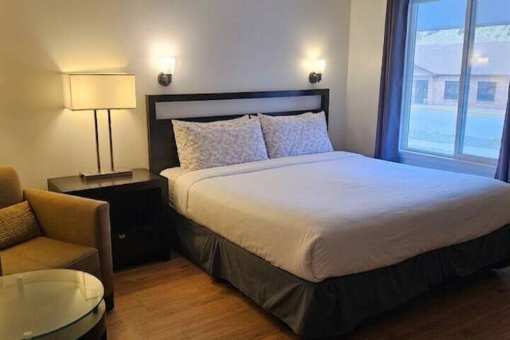 H & H Motor Lodge