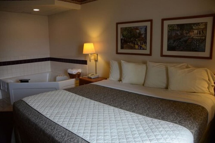 Room 25 of 38