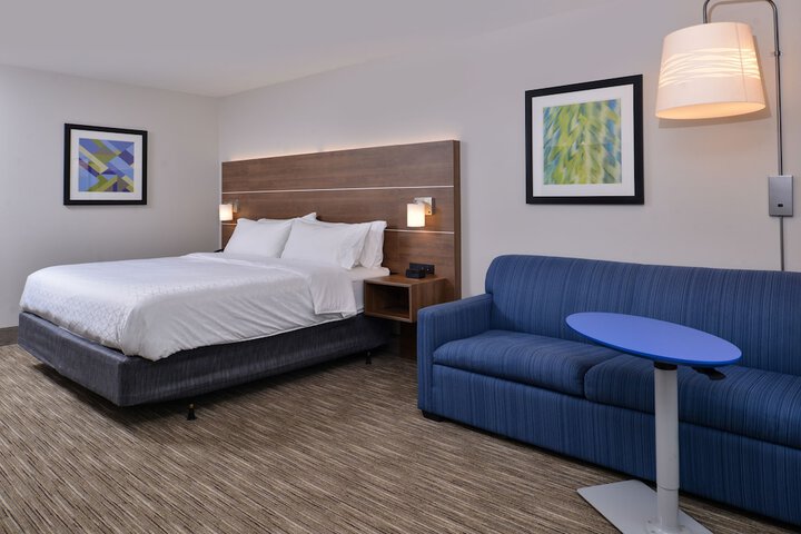 Holiday Inn Express & Suites Marshalltown by IHG