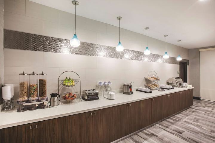 La Quinta Inn & Suites by Wyndham Baton Rouge - Port Allen