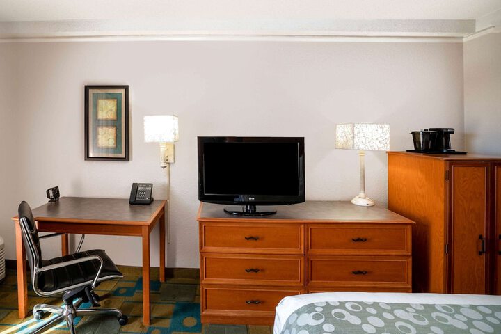 Room 32 of 60