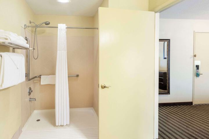 Quality Inn & Suites Vancouver - Hazel Dell
