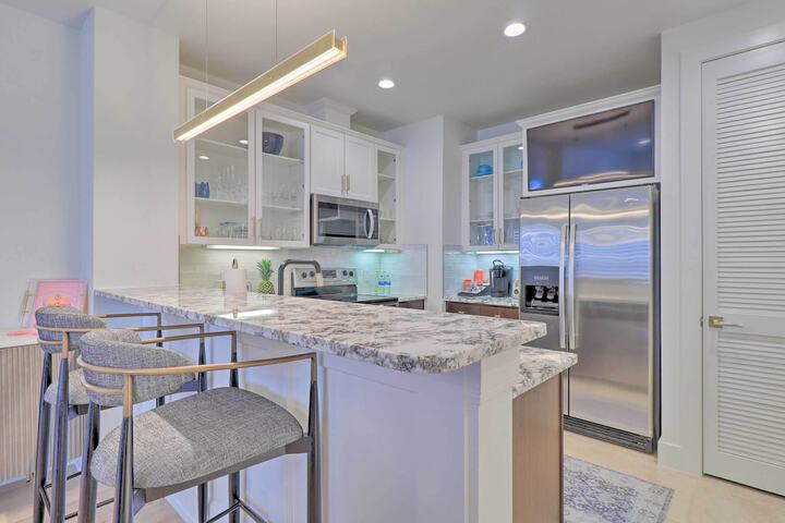 Lake LBJ Condo w / Balcony & Shared Boat Docks