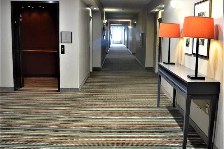 Ballroom/Hall 81 of 90