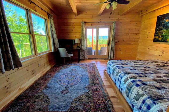 UV Log home with direct Cannon Mountain views Minutes to attractions Fireplace Pool Table AC