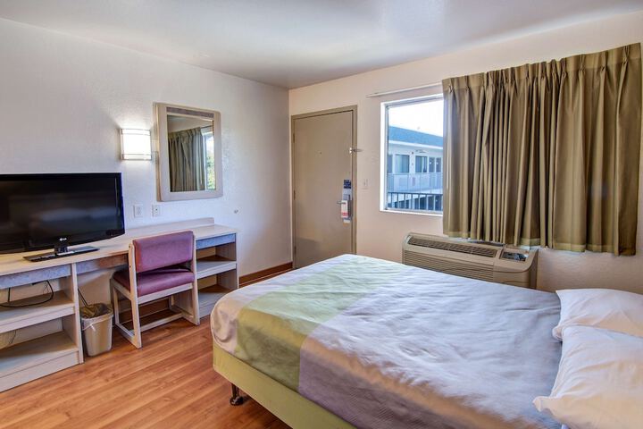 Room 13 of 28
