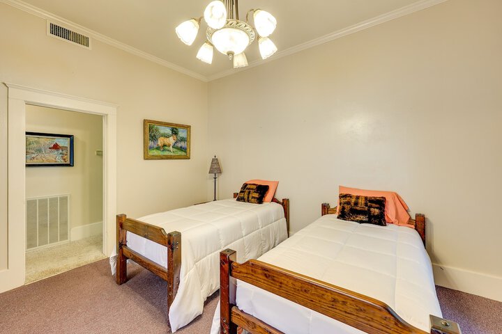 Paris Vacation Rental 15 Mi to Mount Magazine!