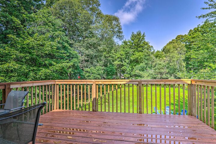 Poconos Retreat w / Game Room Hot Tub, & Sauna!