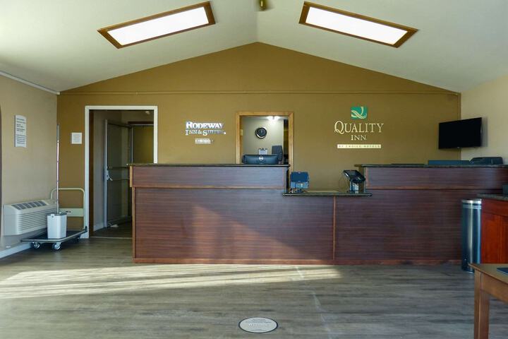 Rodeway Inn & Suites Ontario