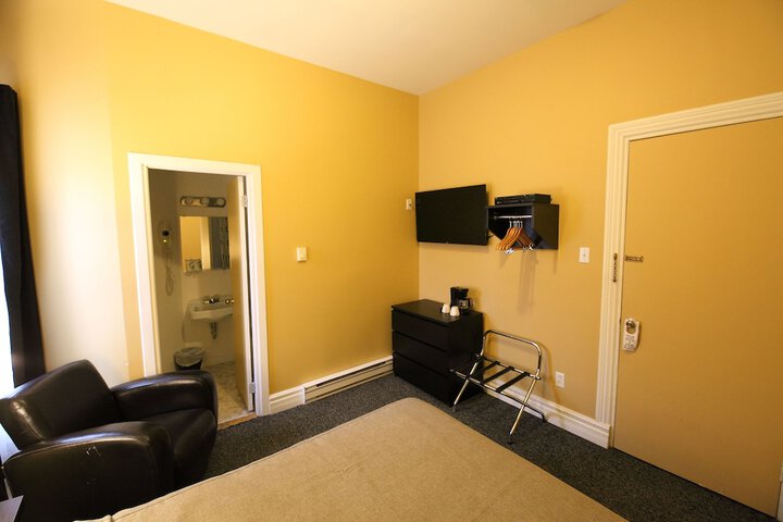 Room 8 of 40