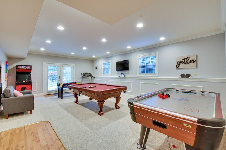 Grand Lakefront Home in Hartwell w / Game Room!