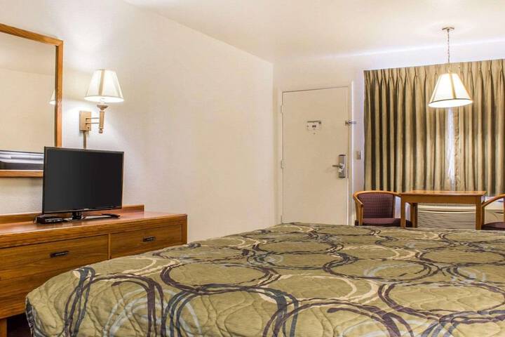 Room 11 of 28