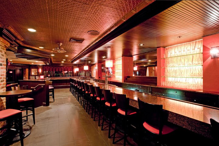 Lounge 27 of 33