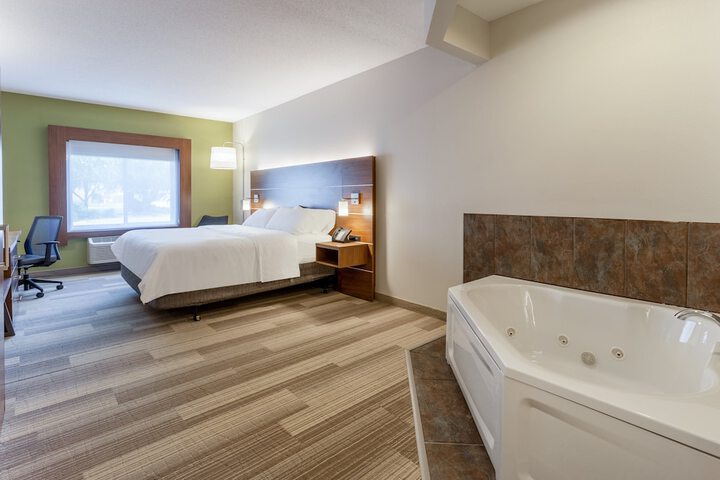 Holiday Inn Express Hotel & Suites Burlington by IHG