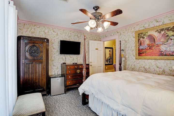 Room 33 of 82