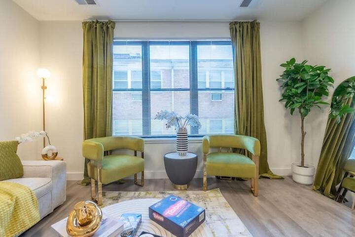 Opulence in Olive with Free Parking 2 BR 2 baths Suite, 5 beds and Sleeps 8