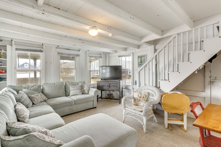 Charming Westbrook Cottage Steps to Private Beach