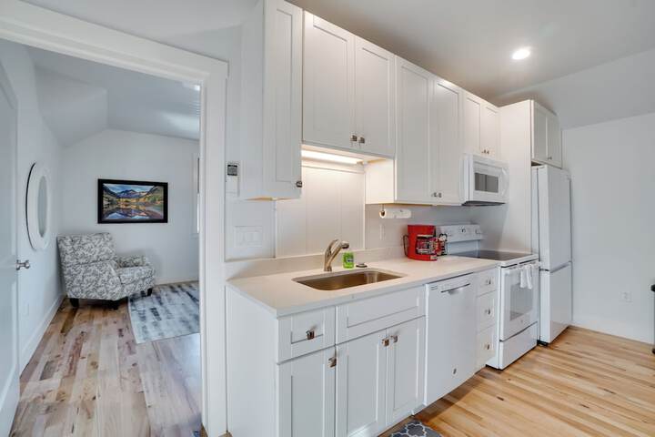 2 Mi to Town: Castle Rock Retreat w / Fireplace!