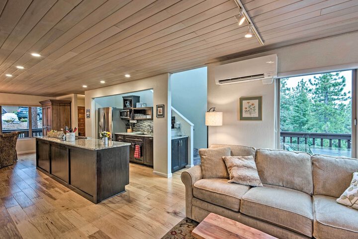 2 Mi to Heavenly Mountain: Tahoe Retreat w / Views
