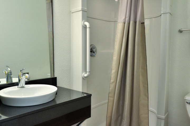 Room 17 of 34
