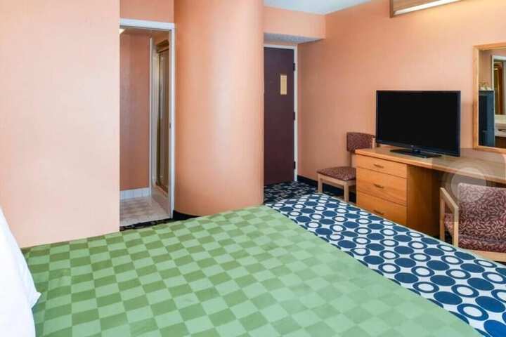 Room 10 of 20