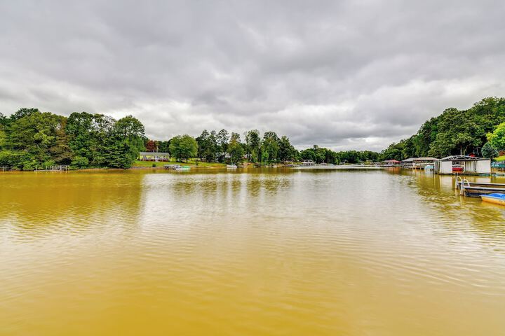 Waterfront Lake Norman Cabin w / Screened Porch!