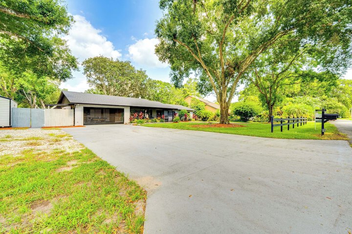 Spacious Tavares Home w / Private Outdoor Oasis!