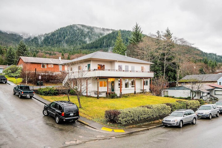 Ketchikan Home: Bay Views 1 / 2 Mi to Hiking Trails