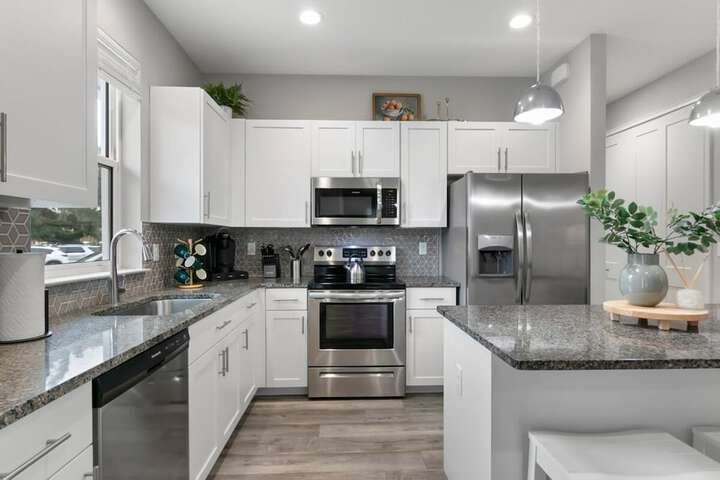 Canopy Cove Stunning 2BR Apt Heart of Downtown
