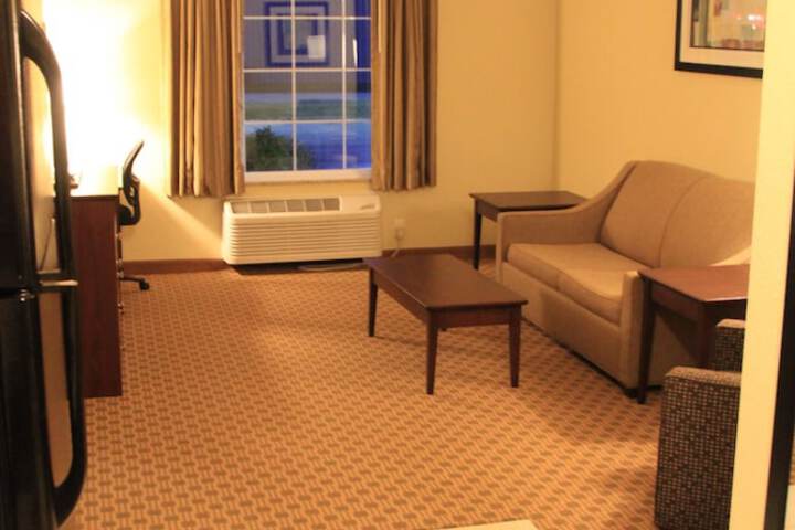 Castle Rock Inn & Suites