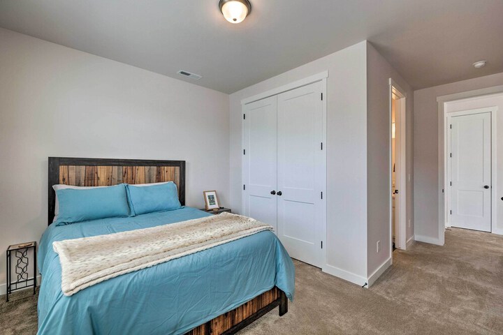 Inviting Hideout Townhome w / Balcony & Lake Views!