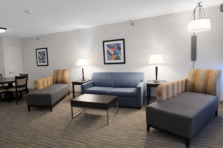 Holiday Inn Express & Suites Winner by IHG
