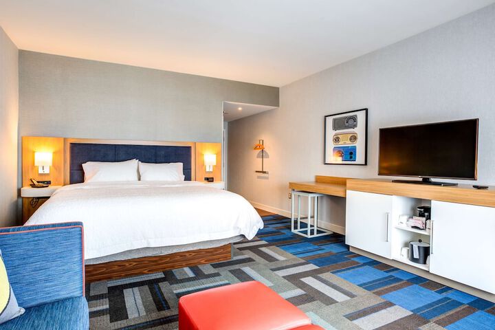 Hampton Inn & Suites Boston / Waltham