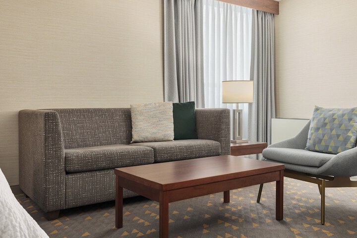 Holiday Inn Oakville Centre by IHG