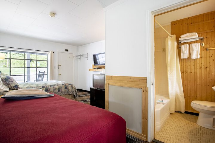 Lloyds on the River Country Inn by OYO
