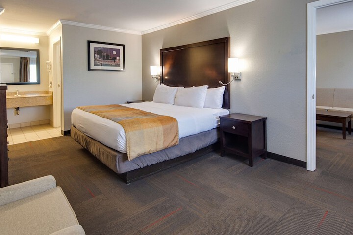 Room 8 of 33