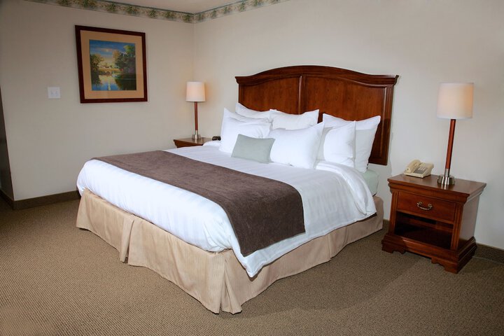 Holiday Hill Inn & Suites