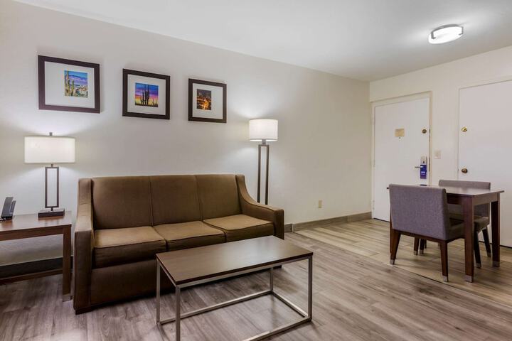 Room 10 of 28
