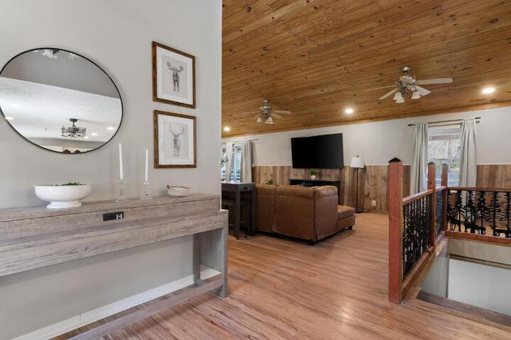 Spacious Cabin Near Hocking Hills and Caves with Hot Tub and Firepit