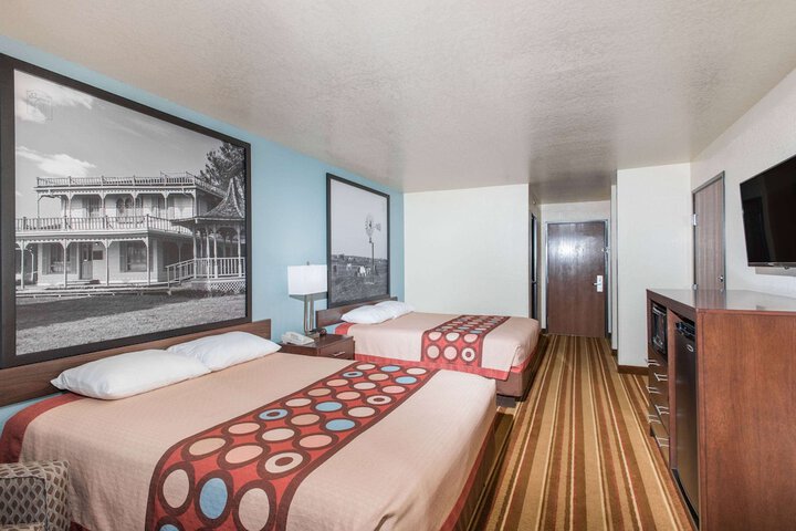 Super 8 by Wyndham Claremore OK