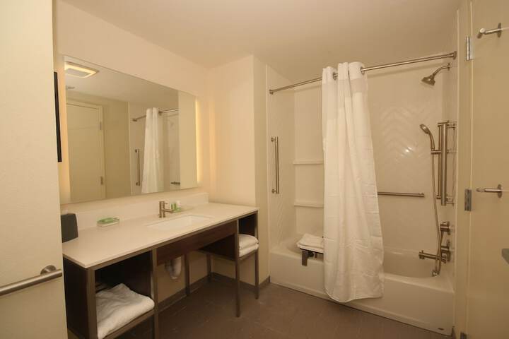 Holiday Inn & Suites Fayetteville W-Fort Bragg Area by IHG