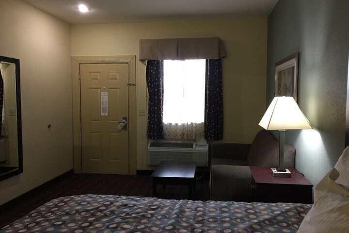 Pearsall Inn & Suites